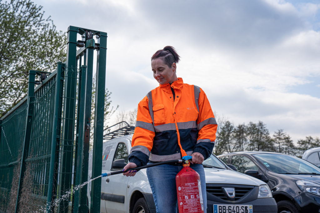 Anne se forme aux risques incendies lors d'une formation incendie chez VALO'