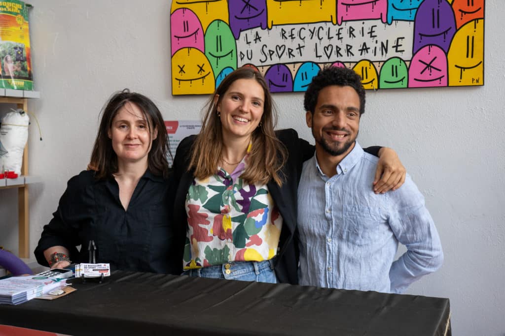 Laure Alzin et Thibault Grenier aux côtés de Zohra, la première salariée en insertion. 