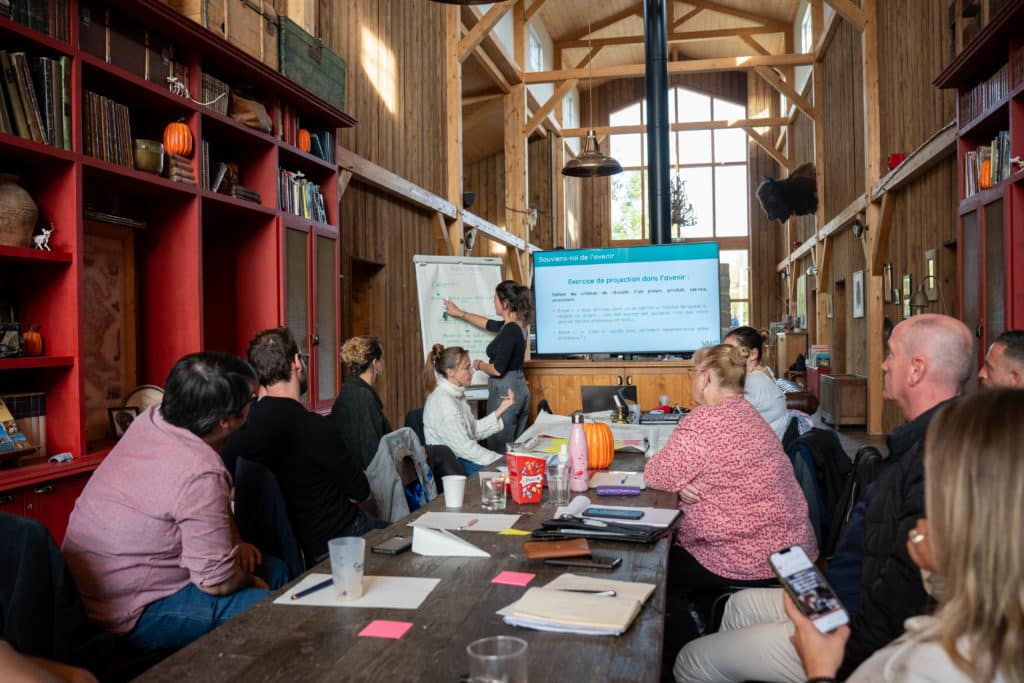 Photo des cadres du groupe VALO' lors de leur séminaire des cadres, en train d'effectuer des ateliers de méthodes d'intelligence collective, animés par Margaux Kremer au Parc Animalier de Sainte-Croix 