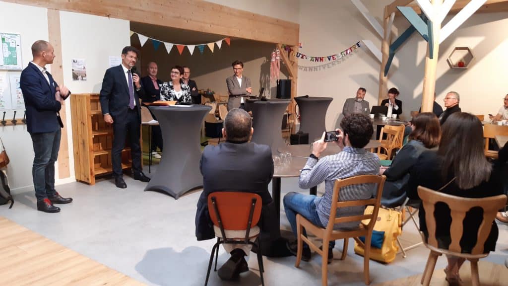 Photo de Xavier DELARUE, préfet de la Meuse, qui prend la parole lors de la première édition des Ateliers de l'IAE en Meuse à Café Fauve Verdun. 