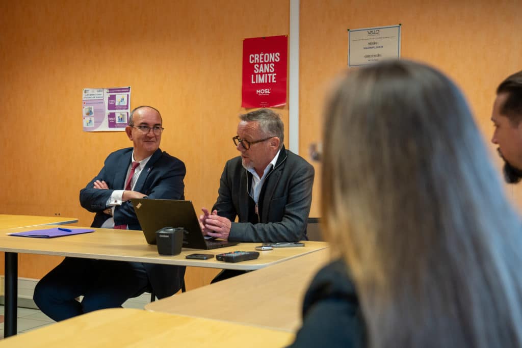 Photo de Philippe Deschamps, Sous-Préfet de Thionville, Philippe Lerouvillois, PDG du groupe VALO', Quentin Ehlinger, directeur général adjoint et Aurélie Clarenn, responsable formation inclusion qui discutent des projets du groupe.  