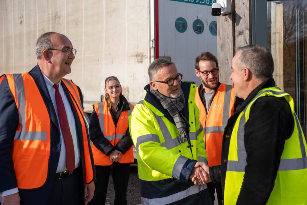 Philippe Lerouvillois, PDG du groupe VALO', qui sert la main à Ani Demiraj, responsable logistique de Triplast, qui est issu du parcours enl'insertion, devant le Sous-Préfet de Thionville. 