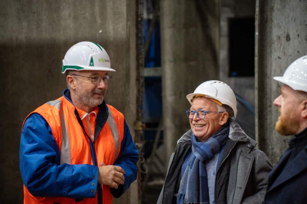 Photo de Patrick Archen, responsable du site Maxival, qui fait une visite du site en présence de Serge De Carli, Président de la communauté d'agglomération de Longwy et Antony caps, vice-Président du Département de Meurthe-et-Moselle