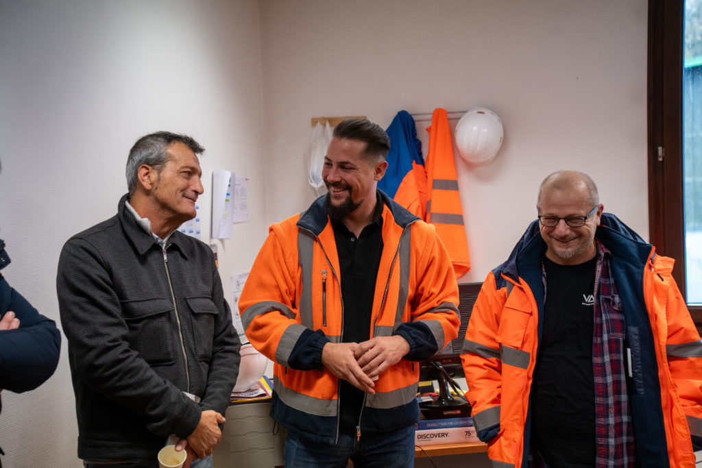 Photo de Quentin Ehlinger, directeur général du groupe VALO', avec Édouard Martin, responsable de l'agence VALO'TTI Longwy et Fatmir Fetahu, responsable sous-traitance lors de la visite du centre de traitement des déchets Maxival.