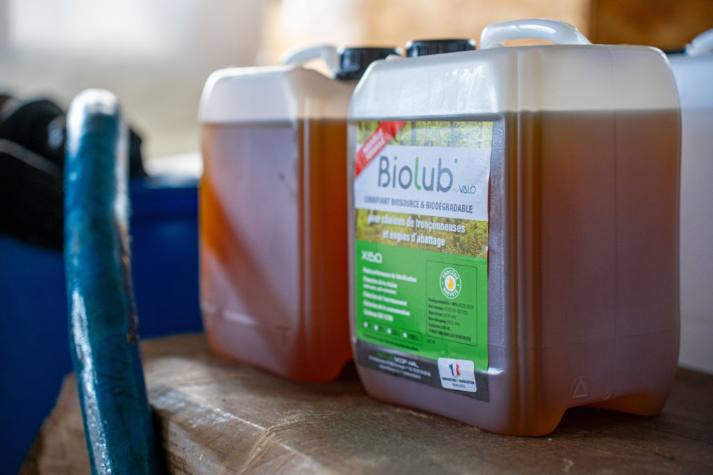 Photo d'un bidon Biolub, d'une contenance de 5 litres, qui est la marque de biolubrifiant pour tronçonneuses créée par VALO'. Ce biolubrifiant est fait à base d'huiles alimentaires usagées collectées par le groupe.