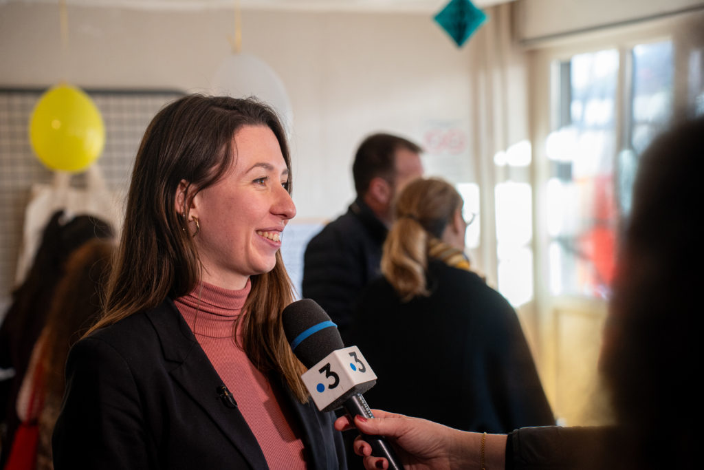 Photo de Laura Jung, directrice de La Conciergerie Solidaire de Lorraine, interrogée par France 3 lors du premier anniversaire de l'entreprise d'insertion