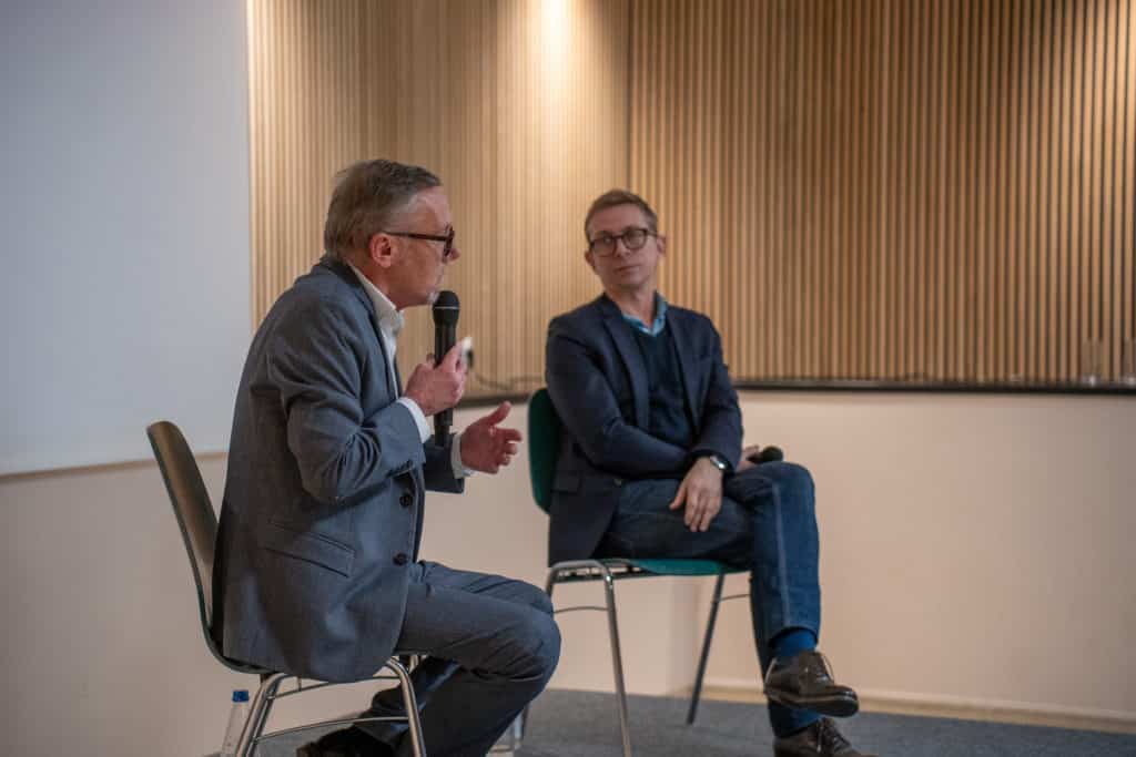 Photo de Philippe Lerouvillois, PDG du groupe VALO', discutant avec Gérald Bronner, Professeur des universités et sociologue. 