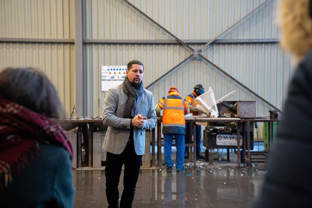 Photo de Quentin Ehlinger, directeur général délégué du groupe VALO', donnant des explications lors d'une démonstration de démantèlement d'une huisserie en fin de vie.