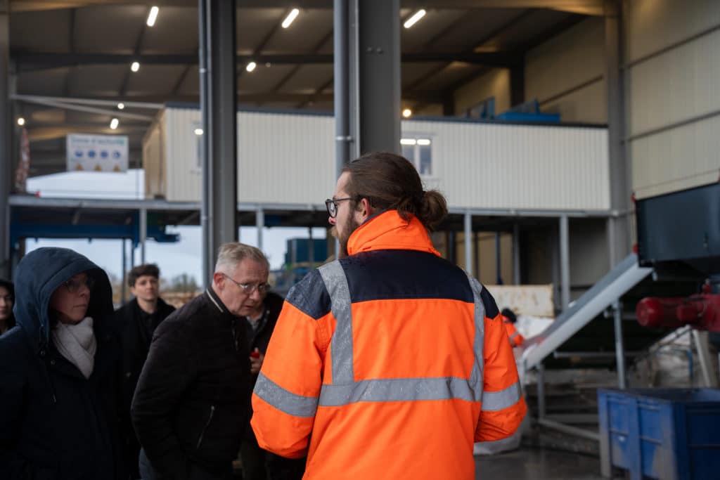 Photo d'Alexis Laurent, responsable d'exploitation, anime la visite de Triplast lors de l'inauguration du centre de tri.