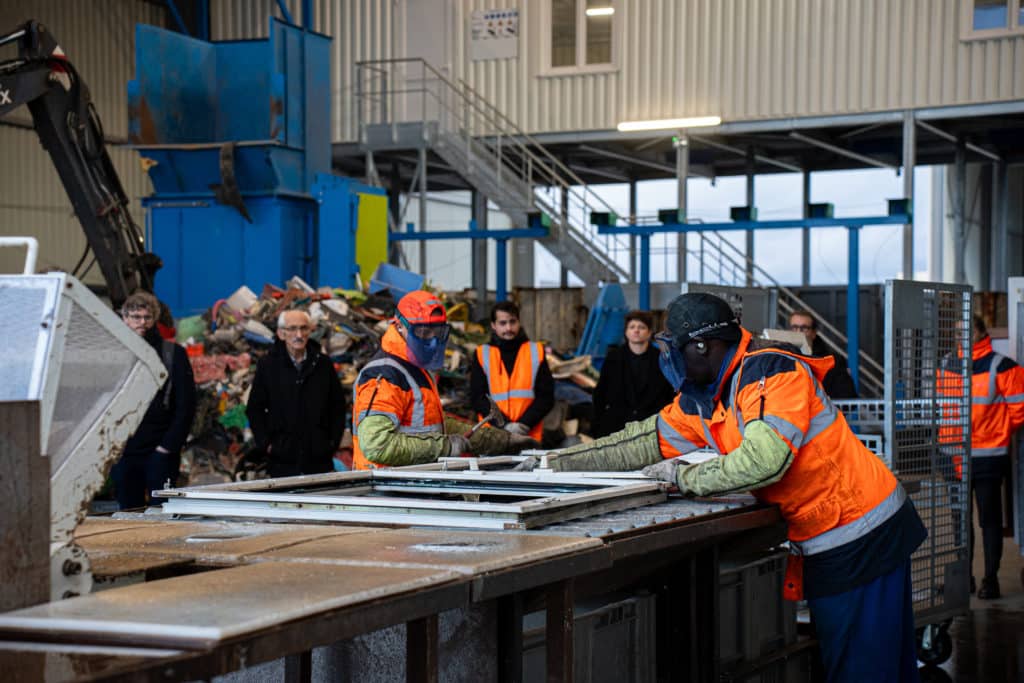 Photo d'une démonstration de démantèlement d'huisseries en fin de vie lors de l'inauguration du centre de tri Triplast. 