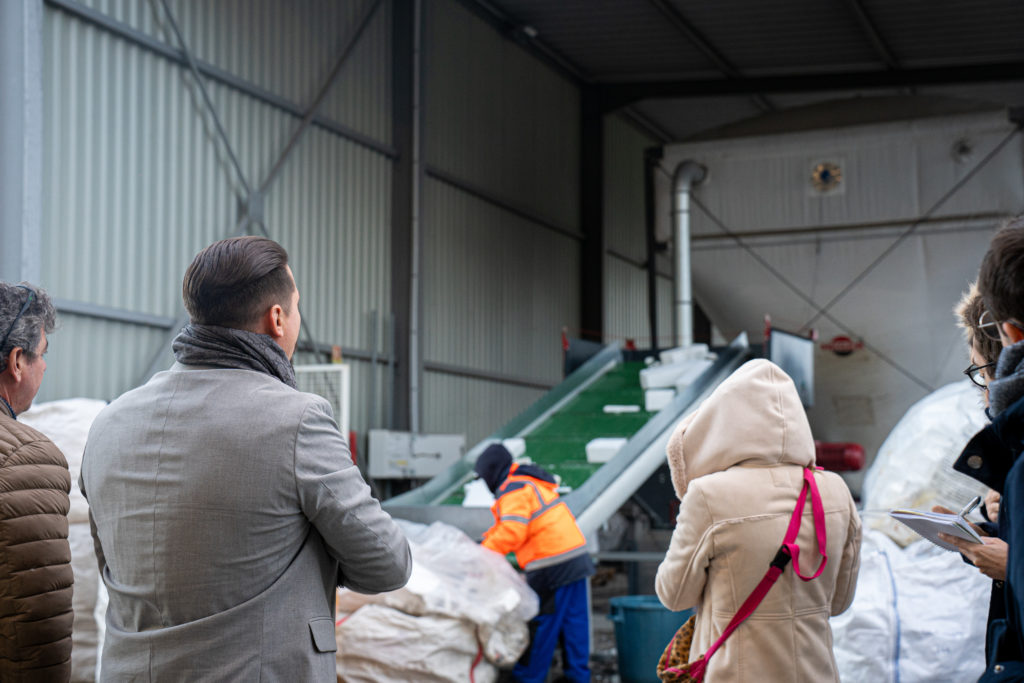 Photo de Quentin Ehlinger, directeur général délégué du groupe VALO', devant le broyeur-compresseur à polystyrène du site d'exploitation de tri des déchets Triplast.