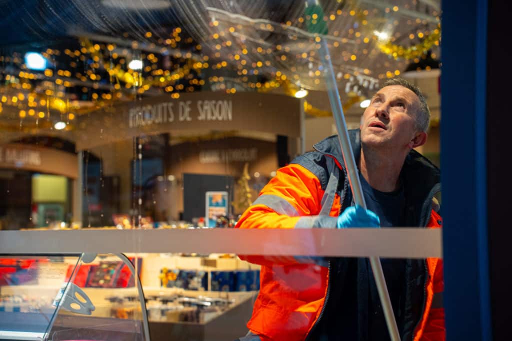 Photo de Bashkim Azemi, tuteur vitrerie pour VALO'Propreté, s'est occupé avec ses équipes du nettoyage intérieur et extérieur de la vitrine commerciale du marché au chocolat de Neuville, situé au SuperGreen à Terville.  