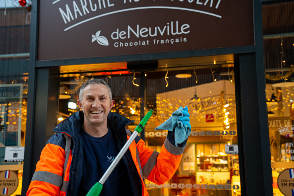 Bashkim Azemi, tuteur vitrerie pour VALO'Propreté, présent lors du nettoyage de la vitrine commerciale du marché au chocolat de Neuville.