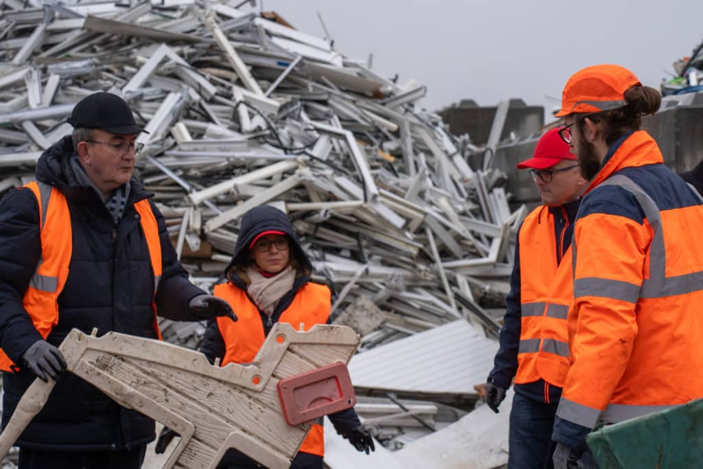 Photo du quatrième atelier de tri de matières plastiques réalisé lors de la matinée organisée pour la sous-préfecture de Thionville. 