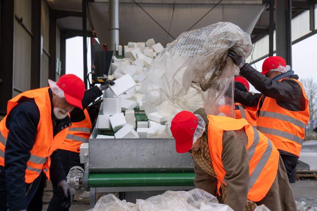 Photo de l'équipe de la sous-préfecture de Thionville, participant à l'atelier de broyeur-compresseur à polystyrène. 