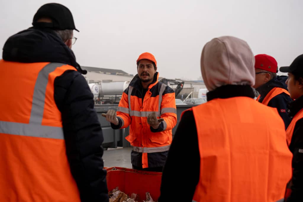 Photo de Tanguy Ehlinger, employé du groupe VALO', présente l'atelier de caractérisation de déchets à la sous-préfecture de Thionville. 