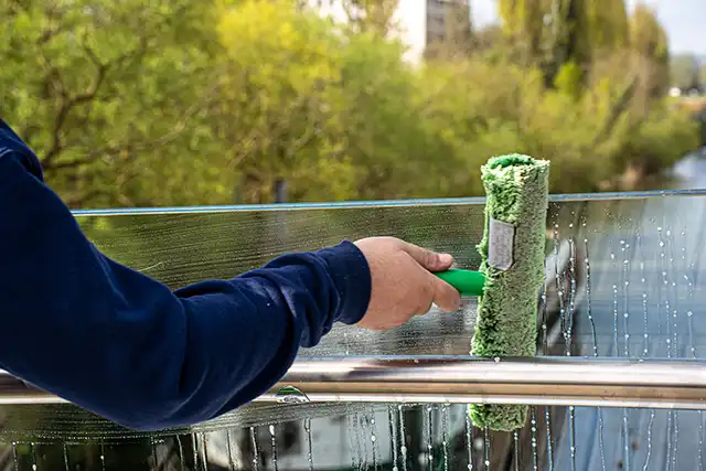 nettoyage-vitres-passerelle-europe-thionville VALO'Propreté réalise également des prestations de nettoyage de vitre en hauteur.