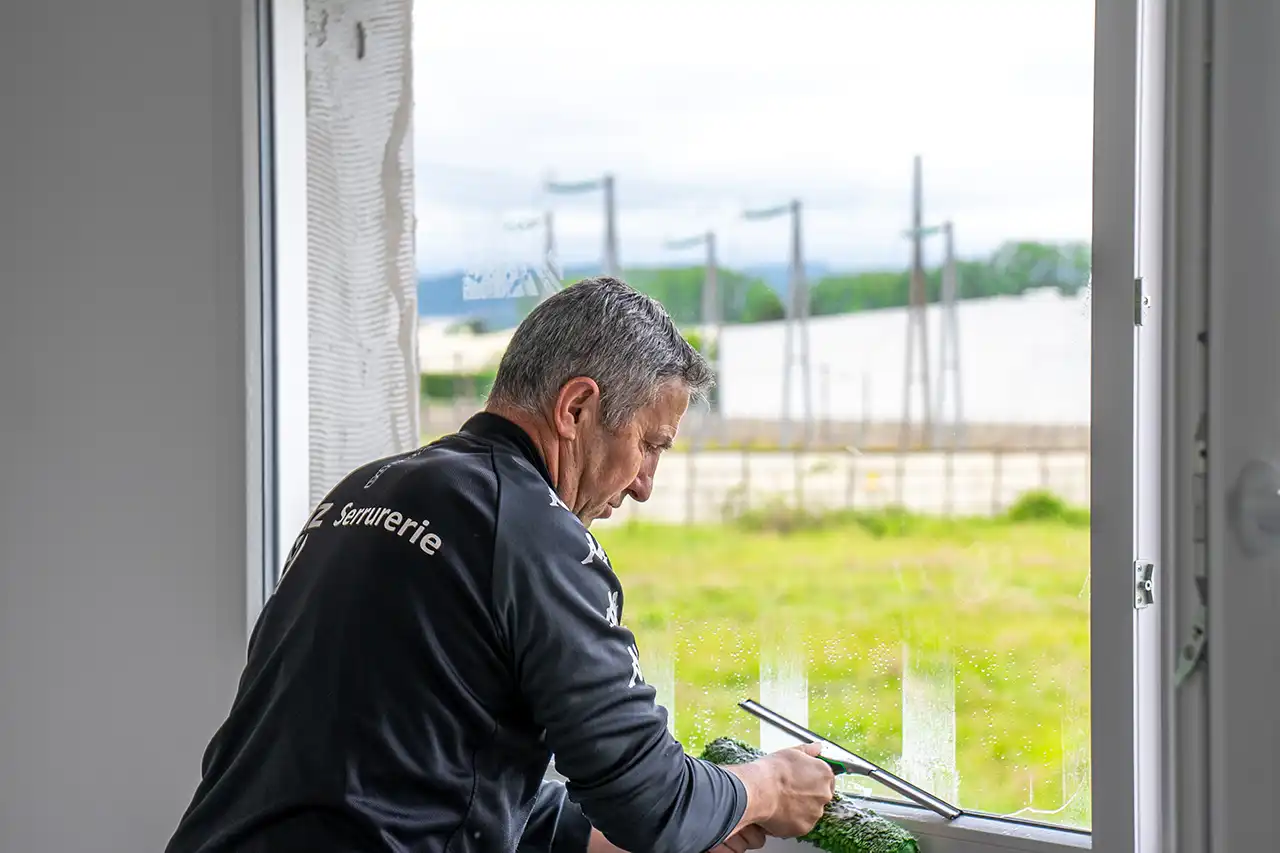 Un employé VALO'Propreté nettoie les vitres lors d'une fin de chantier