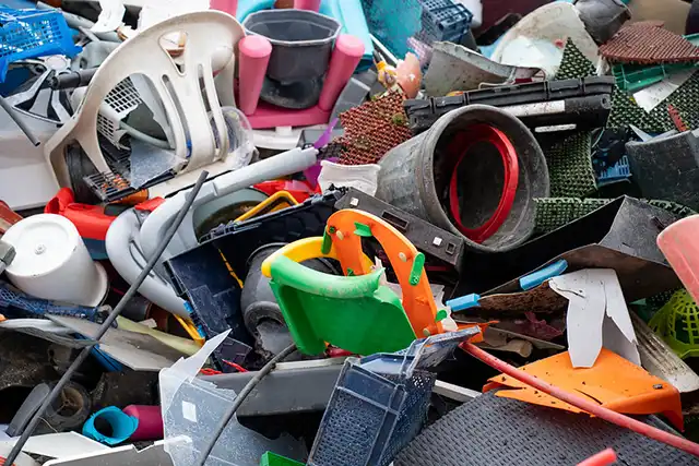 tas de déchets en plastique dur